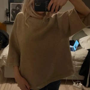 Stickad tröja - Stickad tröja med trekvartsärmar. Ganska använd därav att blivit nopprig. Stretchigt material. Säljs då den är för stor. Färgen är lite svår att få med på bild🤍🤍💗💗🤍
