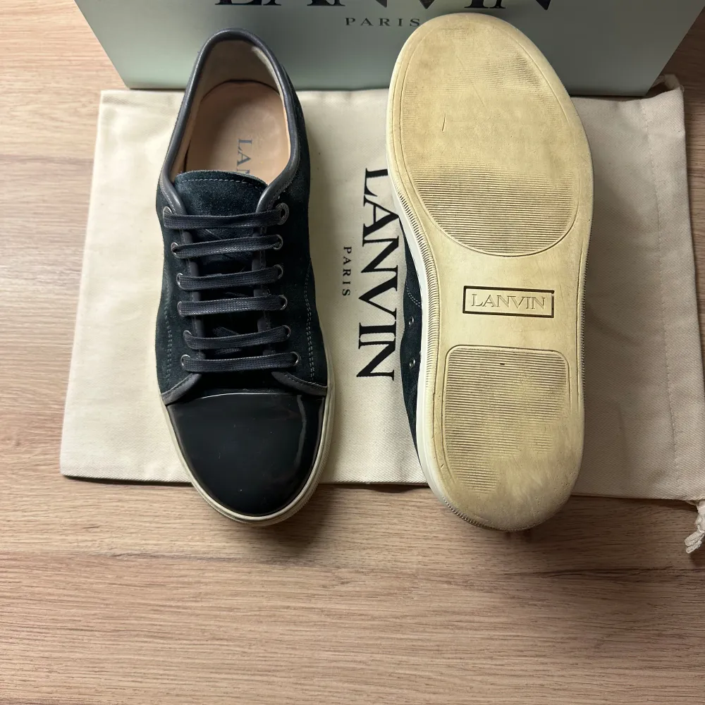 Säljer ett par lanvin i storlek 8 UK/42 för 2699kr. De är i färgen dark grey, men kanske inte syns så tydligt på grund av ljuset! Frågor o funderingar, ✍️!! . Skor.