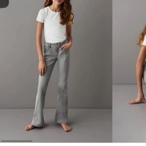 Gråa lågmidjade jeans  - Säljer mina gråa lågmidjade jeans ifrån Young Gina på grund av att dom inte kommer till användning, passar mig i längden som är 164💖 pris kan diskuteras 
