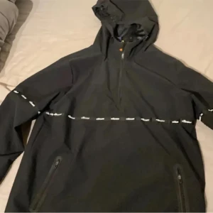 Ellesse jacka - En tunn och skön vår jacka, i princip aldrig använd och är så gott som ny. Storlek M och sitter bra. Nypris runt 1200kr minns ej riktigt Pris går att diskutera!