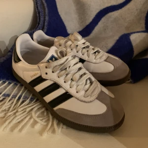 Adidas Samba  - Säljer mina Adidas samba då jag har ett par i en annan färg. Passar mig bra som har 37.5! Använda några få gånger bara💕