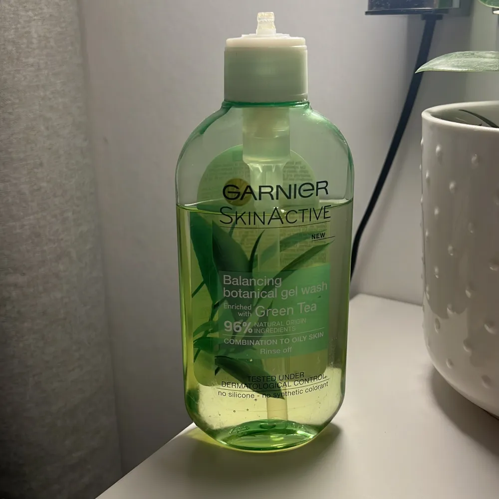 Hudvård från garnier. Gel wash med green tea. Använd lite. . Övrigt.