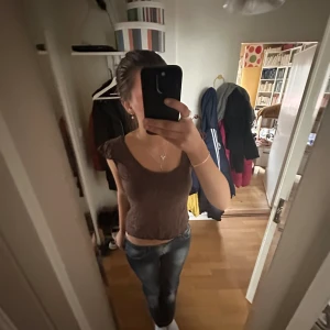 Jättesöt topp  - Jättefin och söt topp med lite urringning bak❤️ skriv för bättre bilder❤️ (litet tryck längst ner vid hörnet i samm färg som tröjan, men syns knappt)