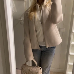Beige vårjacka  - Så fin vårjacka från Cos, nypris 900kr ❣️