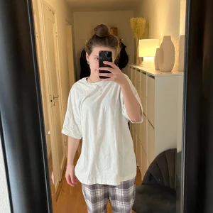 oversized t-shirt 💕 - Fin vit basic oversized t-shirt från Hm i storlek ッ 💕 Säljer eftersom den inte kommer till användning längre. Köparen står för frakten. Tryck köp nu. Skriv om du skulle ha några frågor 💕
