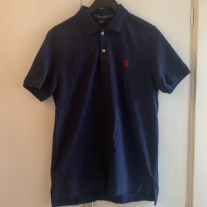 Polo Ralph Lauren Piké - En mörkblå Polo piké som är perfekt in för sommaren nypris ligger på 1200kr, den är använd men är i fint skick. 