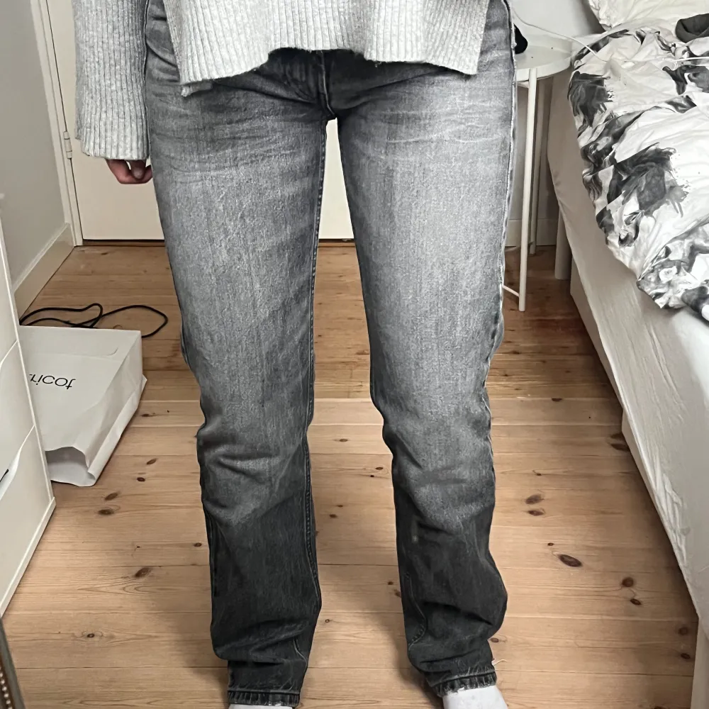 Gråa jeans från Zara. Medelhög midja och raka. Gott skick. Storlek 38.. Jeans & Byxor.