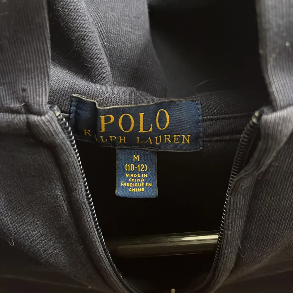 Säljer en Ralph Lauren hoodie st 150, den är väldigt bra skick och inte använd mycket. Skirv vid mer frågor . Hoodies.