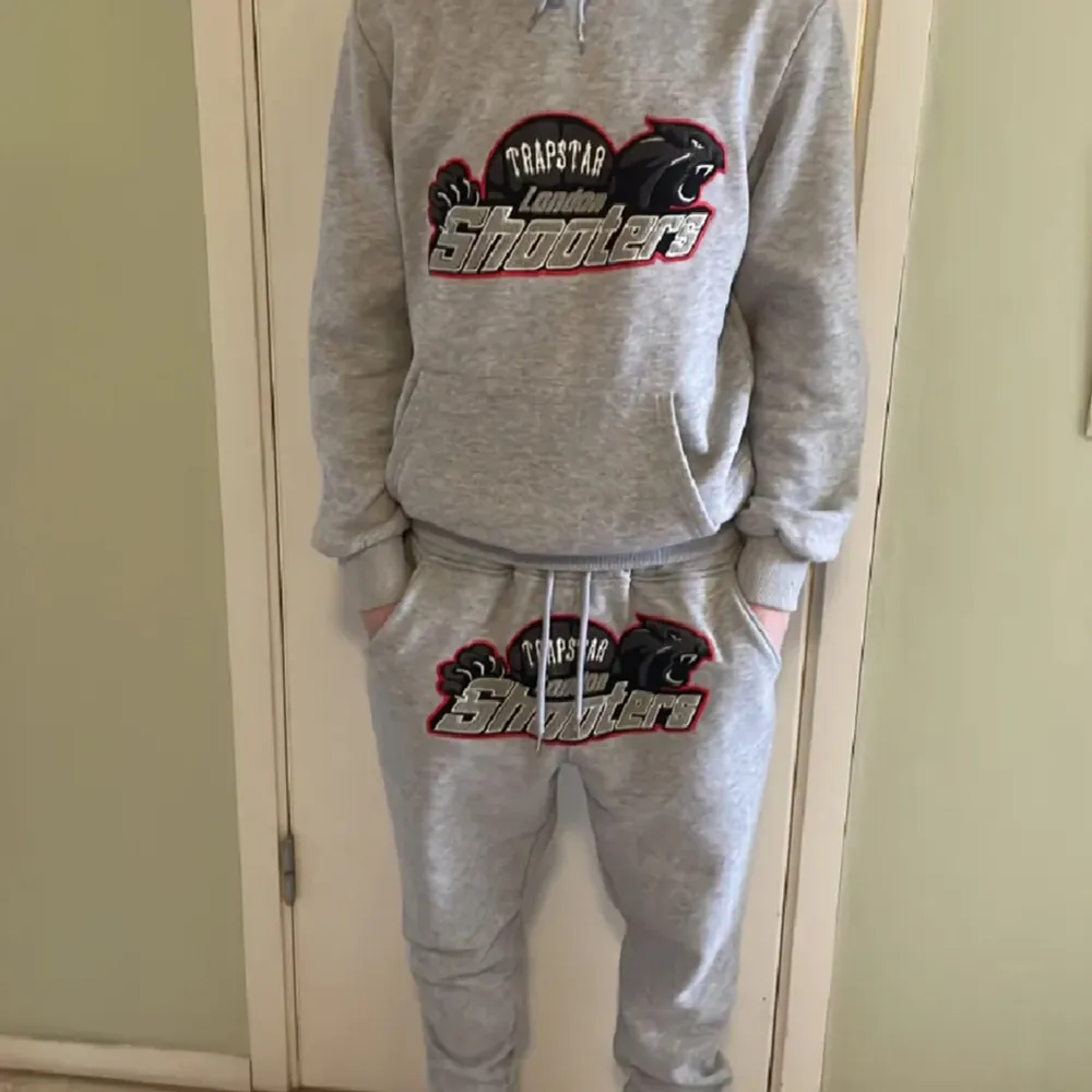 Säljer denna tracksuit för endast 800kr. Den är i gott skick och är riktigt skön. Har du några funderingar får du gärna höra av dig. Modellen är 173 på bilden. Den är självklart äkta . Jackor.