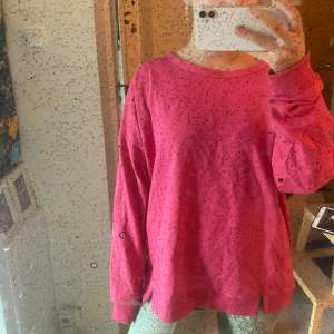 En jättesnygg ganska lång rosa sweatshirt. Det står ingen storlek, men den passar mig som brukar ha S/M Hör gärna av dig om du har flera frågor💗