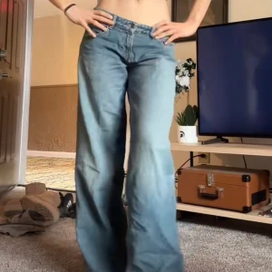 Lågmidjade jeans - Första bilden är lånad💕 Nypris 800kr! Jeansen är endast testade men glömde returnera i tid då dessa va lite för långa för mig. 💕 tryck gärna köp nu!