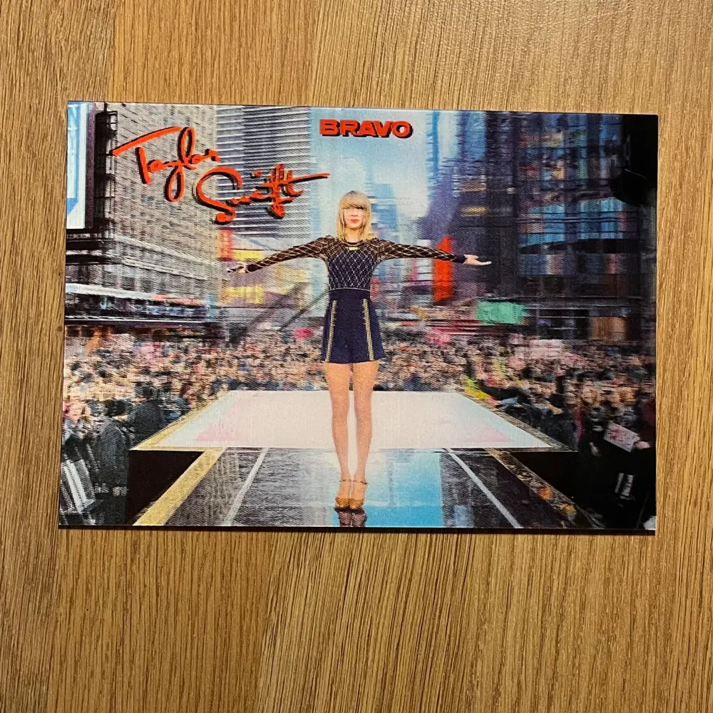 Intressekoll för ett vykort med Taylor Swift som motiv. Kortet är med 3D effekt och från en tysk tidning under 2010-talet. . Övrigt.