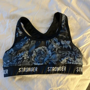 Träningstopp - Använd fåtal gånger men ser ny ut. Storlek XS men passar även S. Orginalpris 600