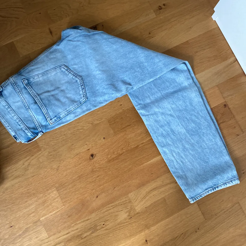 Ett par fina jeans i ljusblå färg 9/10 skick. Jeans & Byxor.