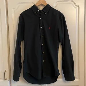 Ralph lauren skjorta - Svart Ralph lauren skjorta storlek M  Slim fit Skick 8/10