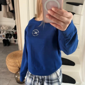 Mörkblå collage tröja - Säljer denna mörkblåa collage tröjan från only för 100kr + frakt, nypris är ca 600kr. Den nästan är helt oanvänd, bara använd ett fåtal gånger. Pris kan diskuteras.❣️om ni har fler frågor så kan ni skriva privat.