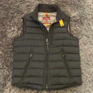 Parajumper väst - Nypris 4399kr     Skick 10/10  helt ny (använd fåtal gånger) 