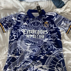 Fotbolls tröja - Real Madrid jersey. Storlek S. Passar M också. Helt oanvänd tagen sitter kvar. Perfekt för sommaren. 
