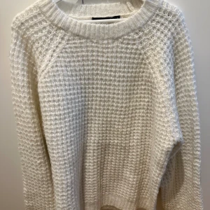 Stickad tröja lager 157 - En vi stickad tröja från Lager 157 i storlek M. Den har aldrig använts. Inköpt för 150kr säljer den för 50kr