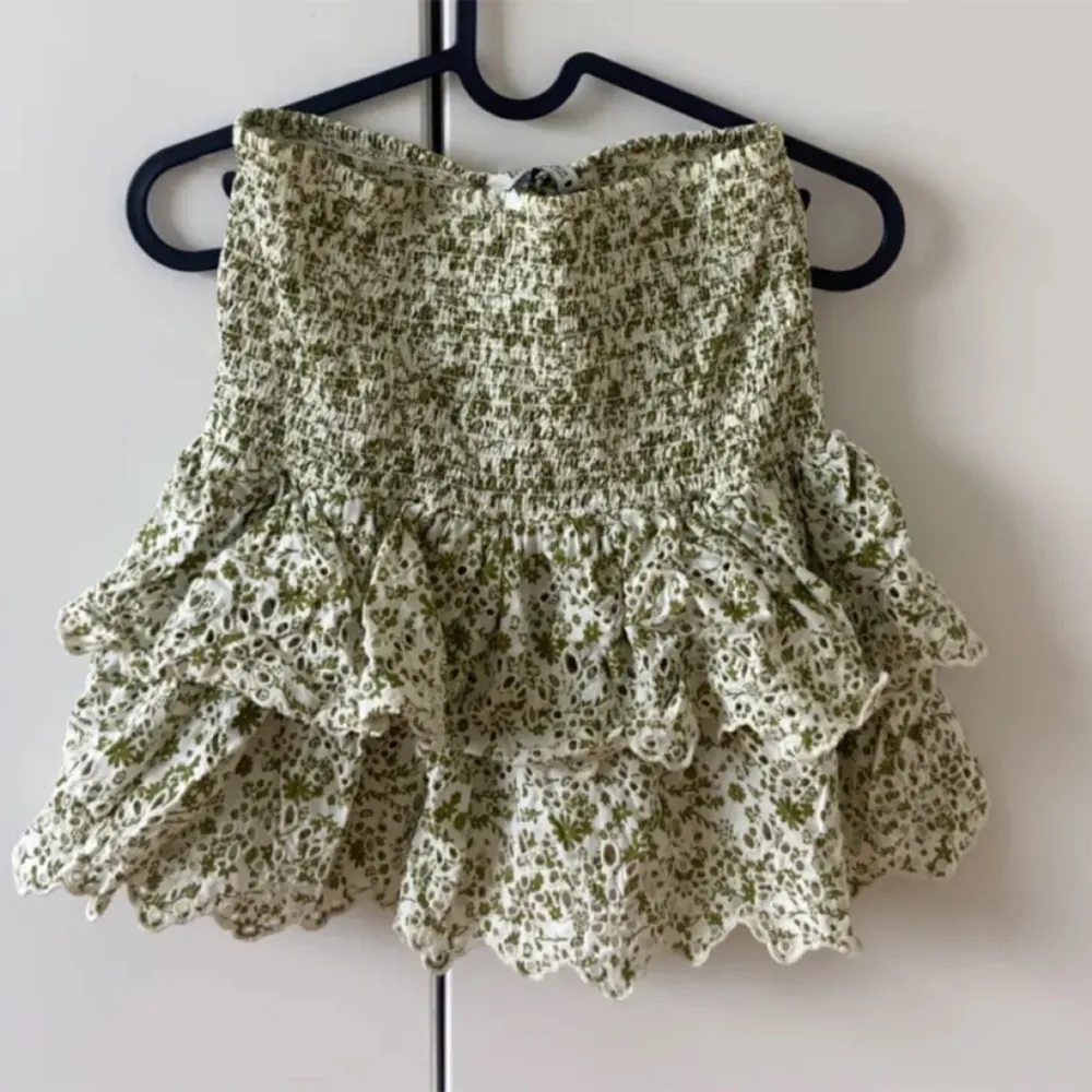 Super söt grön volang kjol från zara i st S, knappt använd. Kan sänka vid snabb affär💞. Kjolar.