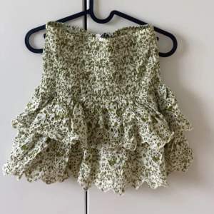Super söt grön volang kjol från zara i st S, knappt använd. Kan sänka vid snabb affär💞