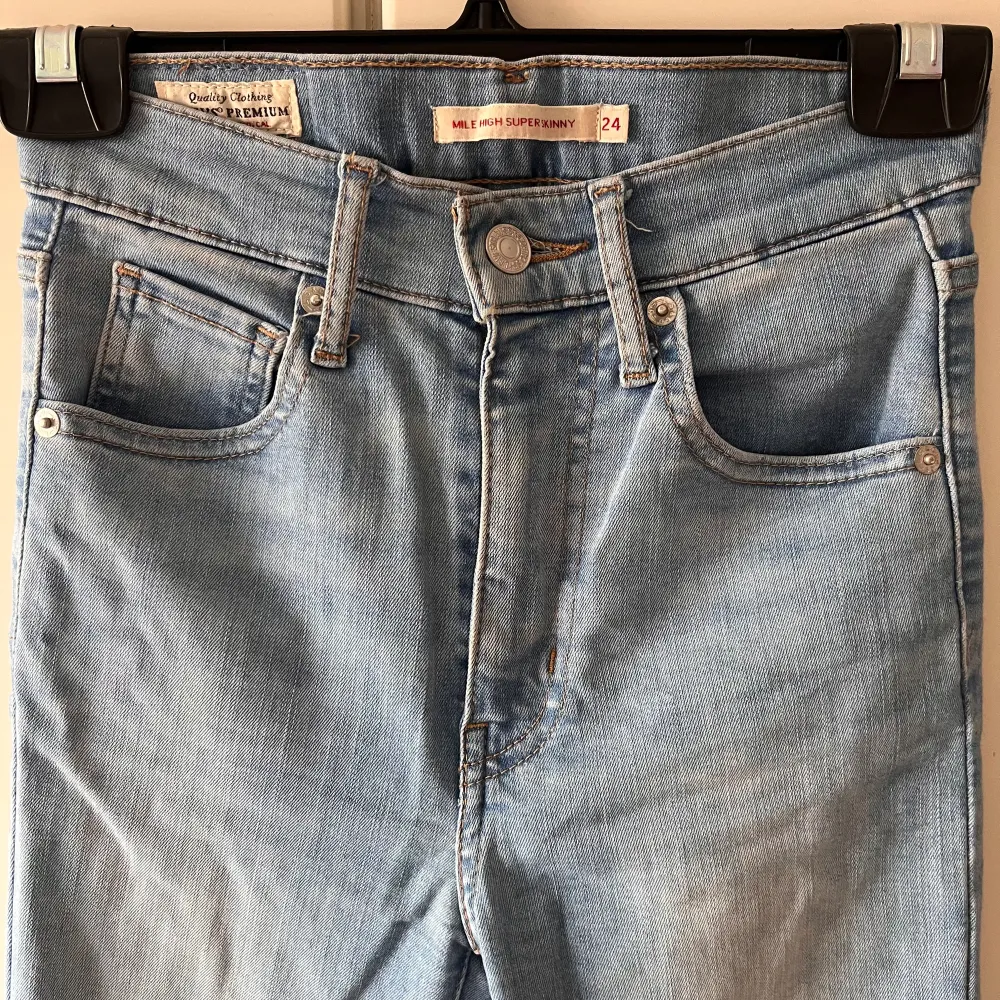 Storlek 24, har använda fåtal gånger. Ganska stretchig material, dom var lite för långa för mig så jag vek upp benen när jag använde dom.. Jeans & Byxor.