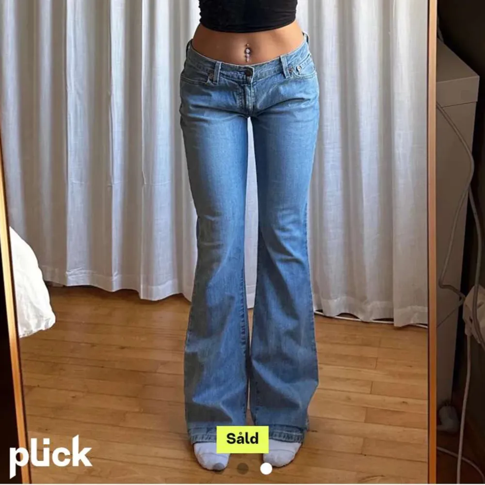 Säljer min flickväns jeans då de inte passade henne. Äkta Levi’s jeans i storlek 32/32 dam! Väldigt fräsha och som nya i skicket!!  Tveka inte att skriv om du har några frågor 💛Pris kan diskuteras. (bilden är lånad från förra ägaren). Jeans & Byxor.