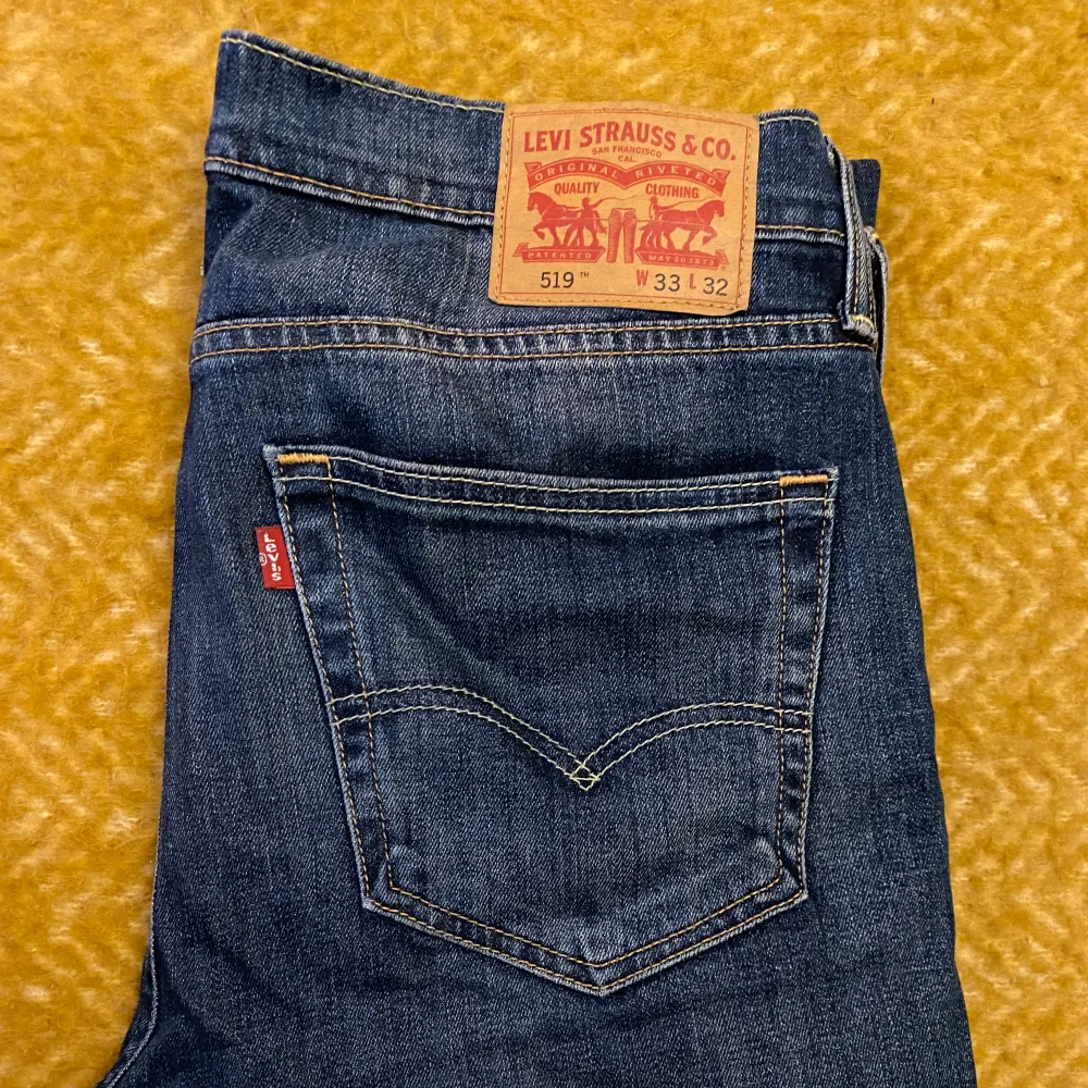 Mycket sparsamt använda Levi’s jeans. Köptes i USA och glömdes sedan bort. Säljs då de inte längre passar mig.   Storlek: W33 L32. Jeans & Byxor.
