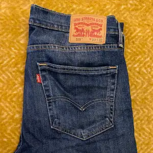 Mycket sparsamt använda Levi’s jeans. Köptes i USA och glömdes sedan bort. Säljs då de inte längre passar mig.   Storlek: W33 L32