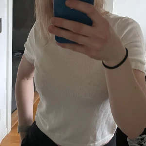 Snygg finstickad tröja!  - Jätte fin stickad tröja som tyvärr är lite för liten enligt mig. Inte mycket använd 