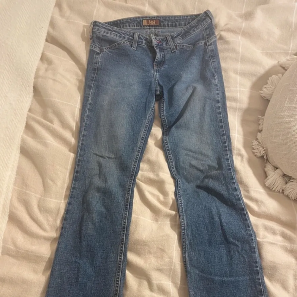 jätte fina bootcut jeans, inte mina bilder. Köpte på vinted men säljer då de tyvärr är för små i längden på mig. Skulle säga att de passar någon som är 163-165. Vid behov löser jag fler bilder. Välanvända men få tecken på det. Köparen står för frakt❤️. Jeans & Byxor.