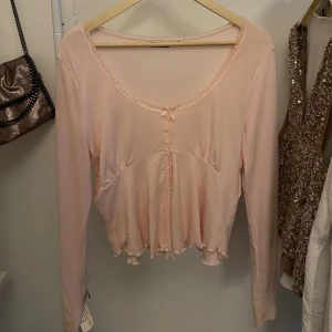 Gina Tricot topp - Säljer denna gulliga ljusrosa topp från Gina Tricot! Helt oanvänd, storlekslappen är dock tyvärr trasig och eftersom jag själv köpt toppen på plick är jag inte helt säker på storleken! Skulle säga från M-L 💗