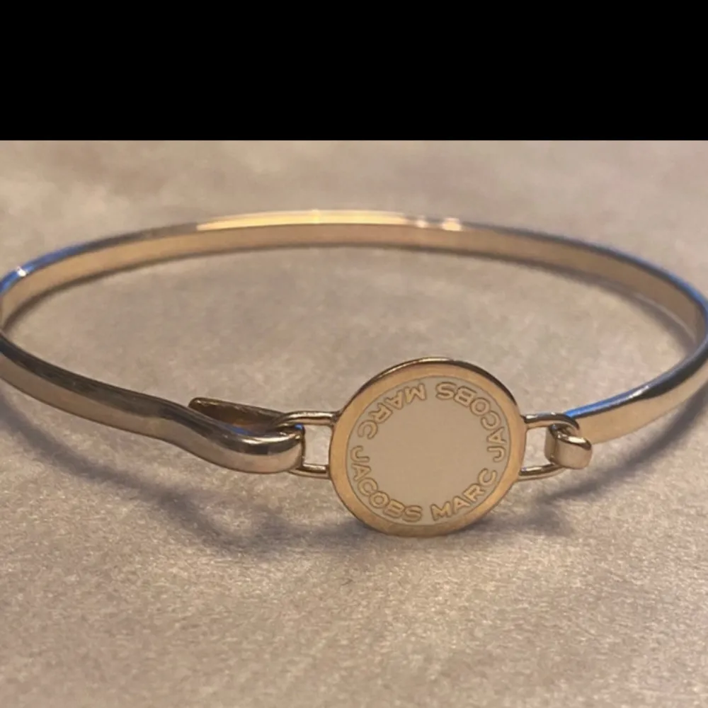 Armband från Marc Jacobs hinge, beige berlock! Nyskick!  Vikt 10 gram  Storlek 6 cm  Silvrigt och beige  . Accessoarer.