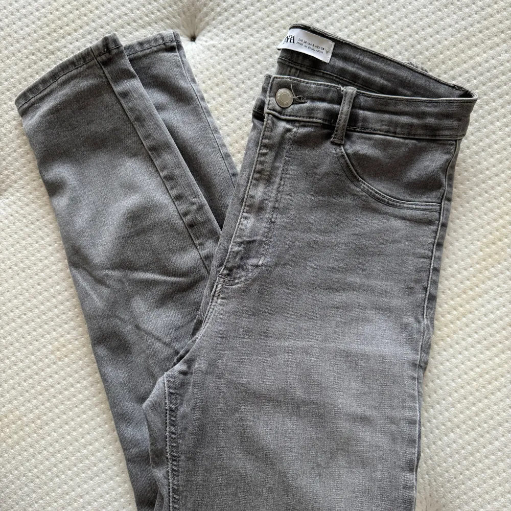 Säljer dessa snygga jeans ifrån Zara. Sitter väldigt bra på och är stretchiga, storlek 38 ❤️‍🔥. Jeans & Byxor.