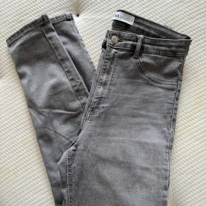 Säljer dessa snygga jeans ifrån Zara. Sitter väldigt bra på och är stretchiga, storlek 38 ❤️‍🔥