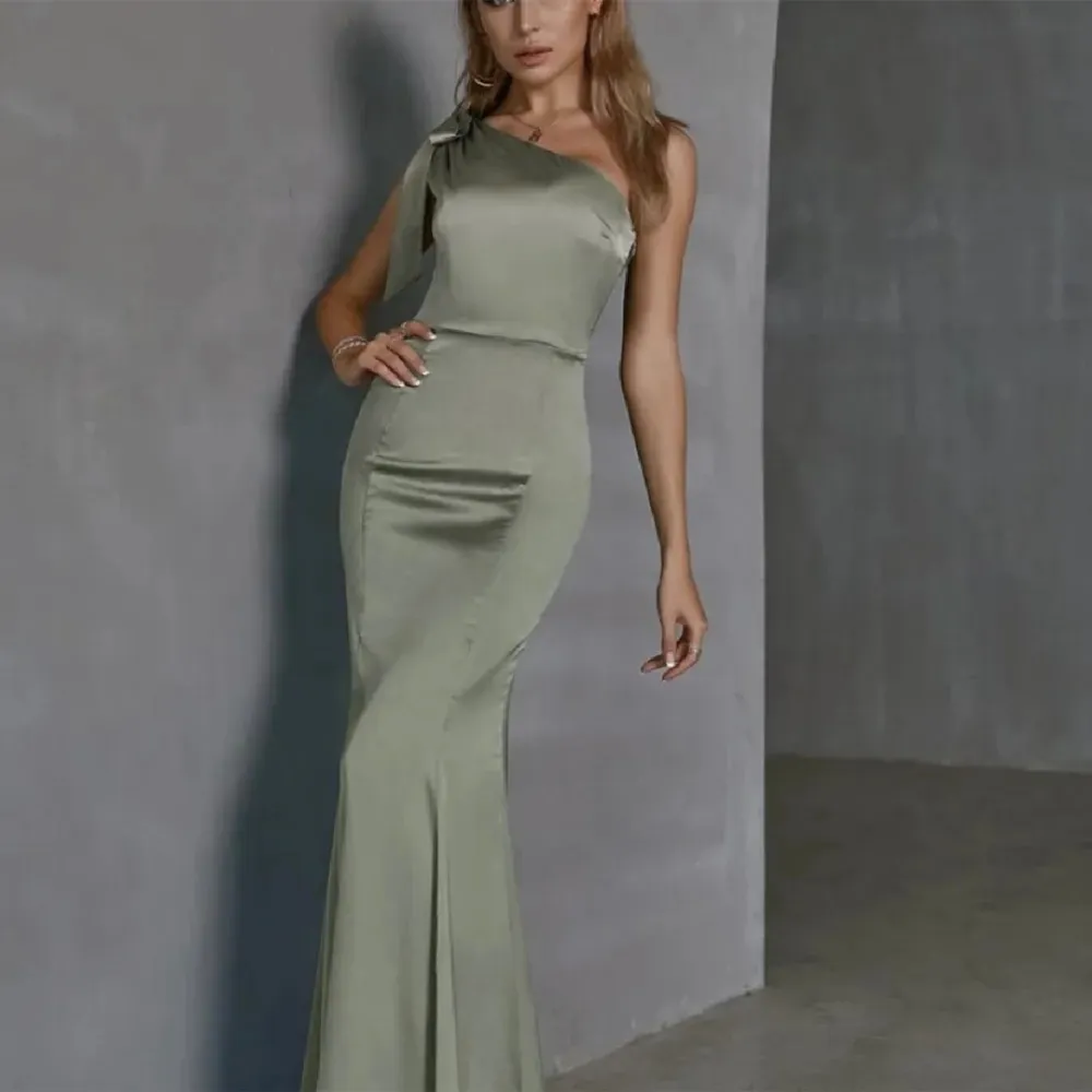Grön one shoulder maxi klänning, storlek  XS. Från märket DOUBLE CRAZY, endast testad . Klänningar.