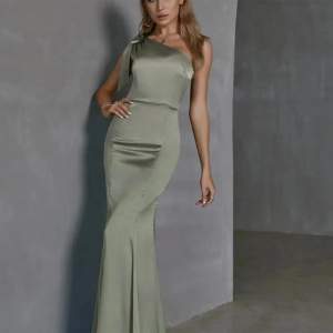 Grön one shoulder maxi klänning, storlek  XS. Från märket DOUBLE CRAZY, endast testad 