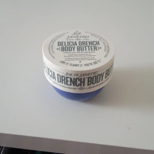 Sol de Janeiro body butter delicia drench 59 - En helt oanvändt body butter ifrån sol de Janeiro i doft 59, köptes för 299 och säljes för 199💜💜