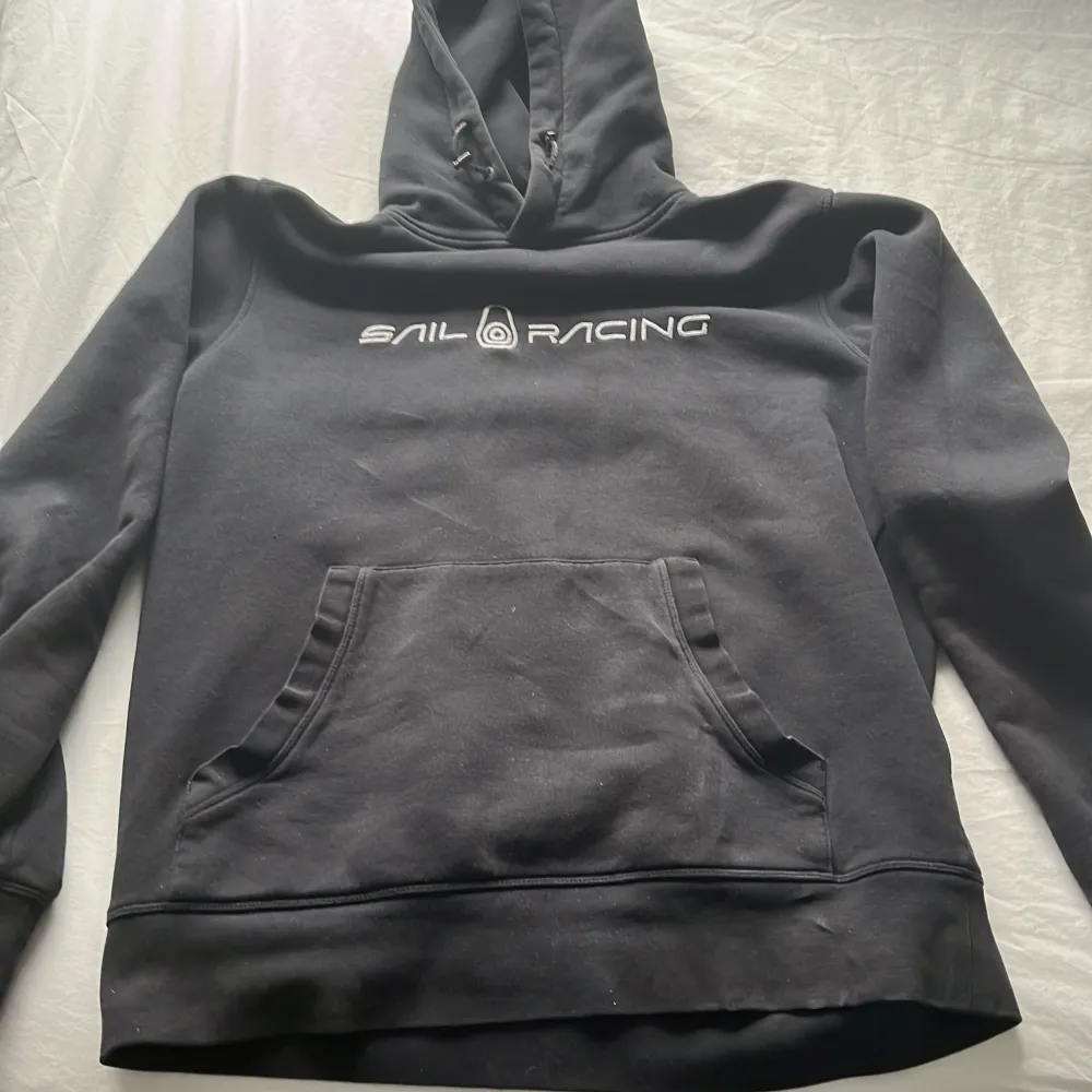 Sail Racing hoodie, mycket bra skick och är perfekt inför våren och sommaren, pris kan diskuteras. Hoodies.