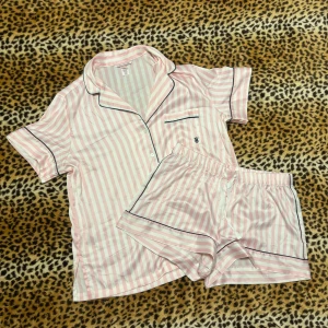 rosa victoria's secret satin set - ✰*฿✩‧₊˚ läs köpvillkoren innan du köper ✰ inga bilder på & säljer ej separat <3 ✰ har inga defekter alls, ny och använd 2 gånger ✰ storlek S, midjemått för shortsen: 36 cm ✰ skriv gärna om du har några frågor💋