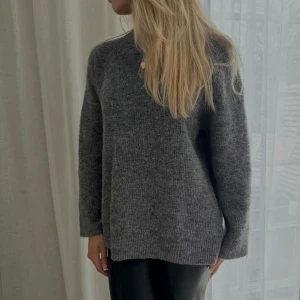 Stickad tröja - Stickad tröja Lindex. Grå, ullblandning (innehåller mohair). Stl S. Ord pris 499kr, 