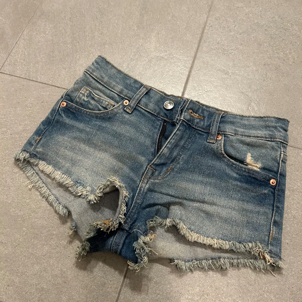 Jättensygga lågmidjade jeansshort i ny skick från Hm, trendiga och blev slutsålda från Hans hemsida och k butik i somras💓. Shorts.