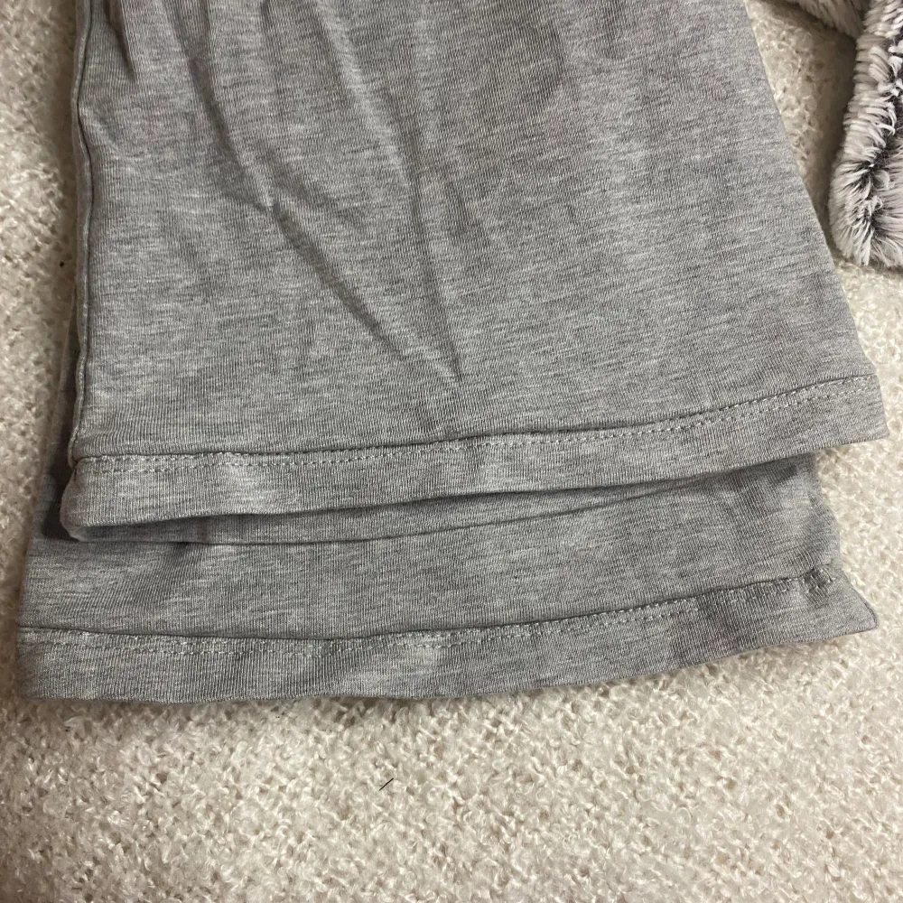 Yoga pants från Gina tricot kollektion soft touch❣️använda fåtal gånger men är fortfarande i fint🌸jag har sytt upp de själv så att det passar mig som är ca 158. Jeans & Byxor.