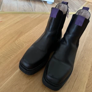 EYTYS ORTEGA - EYTYS Ortega  Svarta läder boots  Använda, men väl omhändertagna. Storlek 41  Nypris: 4000kr