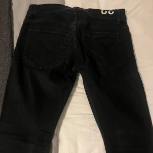 Svarta Dondup jeans (oanvända)! (Stl 32) - Säljer ett par oanvända Dondup jeans pga fel storlek för mig.   Storlek är 32 men är relativt liten storlek.