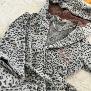 Morgonrock  - Mysig morgon rock från hunkemöller i storlek XS/S. Gullig. Sökord: badrock cozy mysig nattrock dressing gown pyjamas hemmakläder katt öron cat ears 
