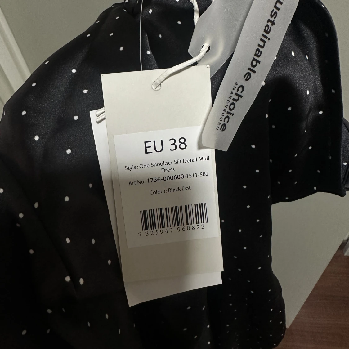 Två likadana klänningar från NA-KD - 90