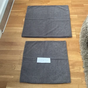 Grå överkast till kudde - 25kr/st