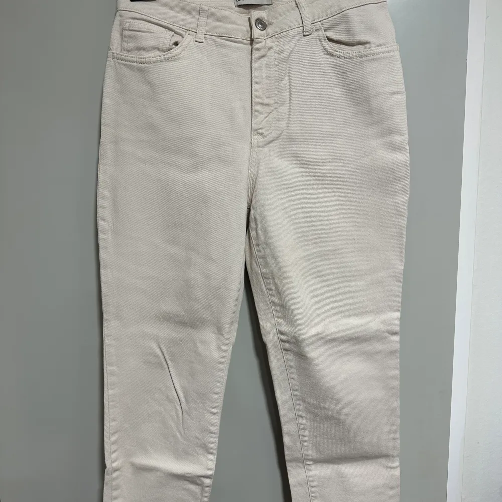 Ljusbeige jeans köpta utomlands, medium passform, använda några gånger. 100kr Mörkbeige jeans med stretch från NA-KD i storlek 38, aldrig använda, 150kr. Jeans & Byxor.