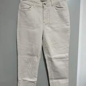 Ljusbeige jeans köpta utomlands, medium passform, använda några gånger. 100kr Mörkbeige jeans med stretch från NA-KD i storlek 38, aldrig använda, 150kr